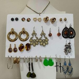 lot of 20 pairs of fashion earrings. 129.6gr